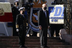 Ministro de Defensa y Armada participaron de tradicional homenaje a héroes en Plaza Sotomayor