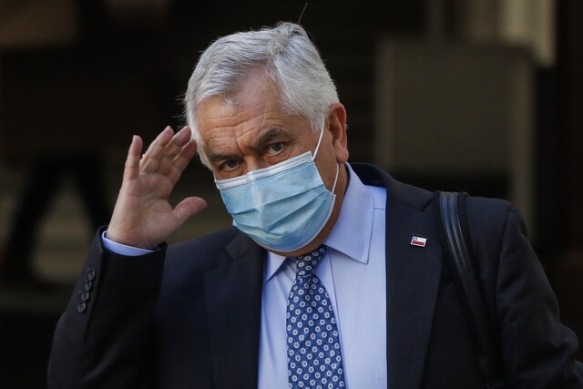 Ministro Paris tras más de 8 mil casos Covid-19: “No es culpa del Gobierno que el virus esté circulando”