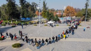 Registran largas filas para vacunarse contra el COVID-19 en el Parque O’Higgins