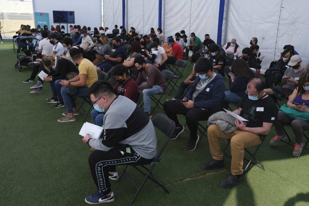 Seremi de Salud informó que migrantes que viven en Chile se deben vacunar como “cualquier residente”