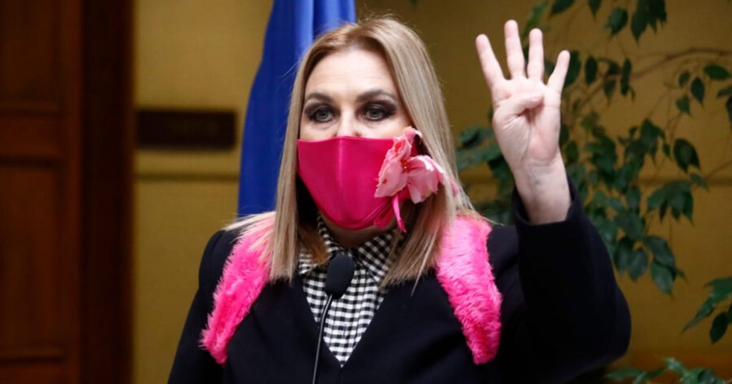 Pamela Jiles compartió osada fotografía al natural previo a las elecciones: “Si gana podremos superar nuestra abstinencia”