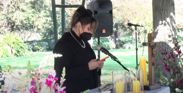 “No sé cómo seguir caminando”: Con lágrimas Kel Calderón dedicó sensibles palabras a su abuela en funeral