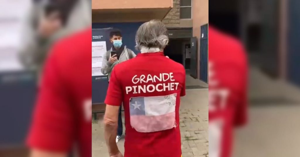 Hombre fue expulsado de recinto electoral tras llegar con polera que decía “Grande Pinochet”