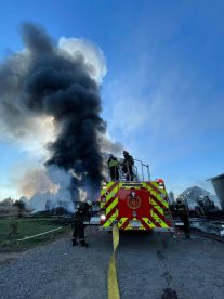Incendio de proporciones se reporta en empresa de químicos en Lampa
