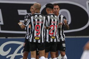 Eduardo Vargas anotó en convulsionada victoria del Atlético Mineiro