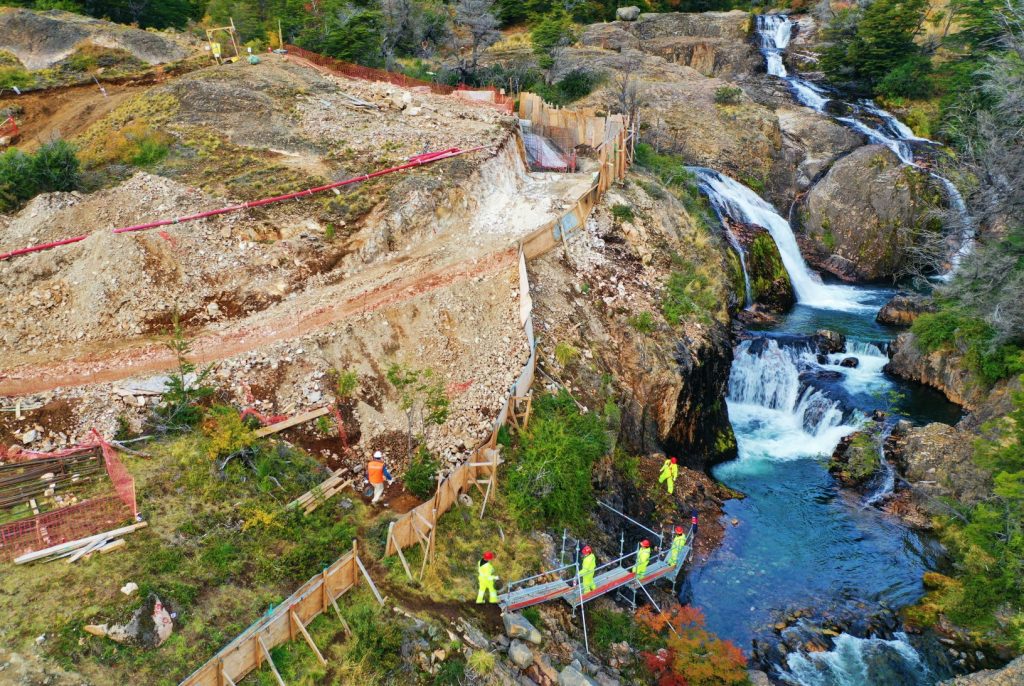 Controversia por construcción de hidroeléctrica Los Maquis en emblemáticas cascadas escala al Senado