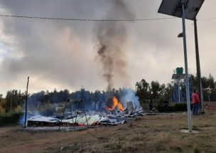 Encapuchados incendiaron escuela básica de Contulmo: Ministro Figueroa llamó a condenar hecho de forma 