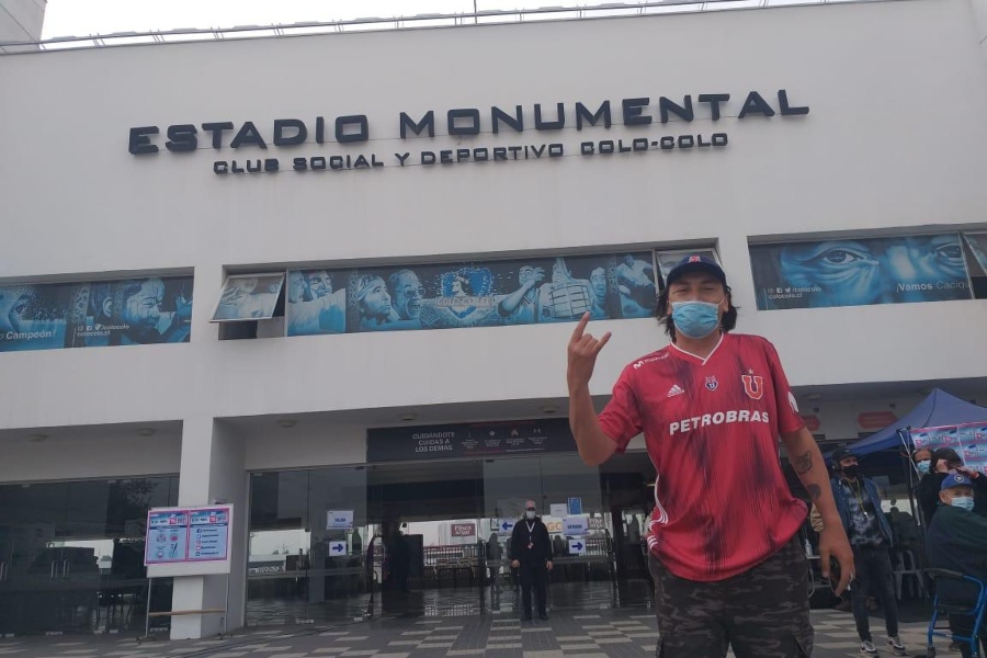Hincha de la ‘U’ llegó a votar al Monumental con camiseta del club colegial