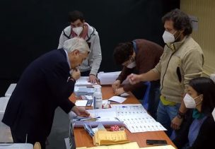 Piñera se bajó la mascarilla, pasó la lengua a la estampilla y cerró el voto fuera de la urna: La problemática votación del Presidente