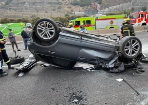 Vitacura: Accidente múltiple en Costanera Norte deja un vehículo volcado y personas heridas