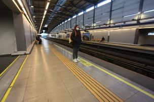 Metro de Santiago cerró la estación Macul por presencia de humo