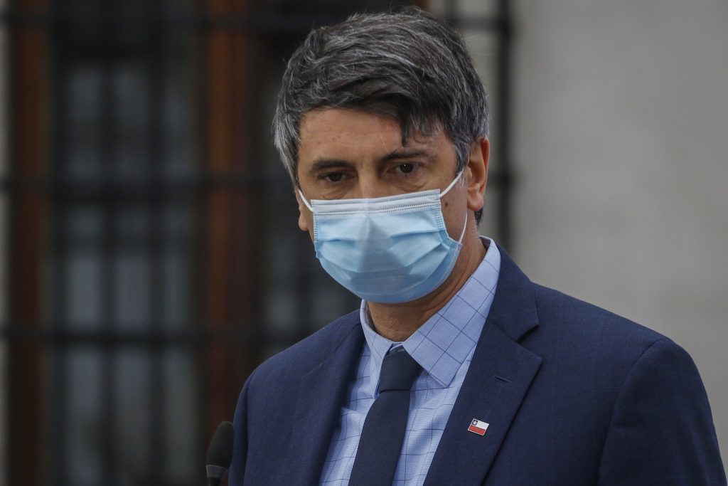 Ministro Andrés Couve destacó aprobación de vacuna Janssen