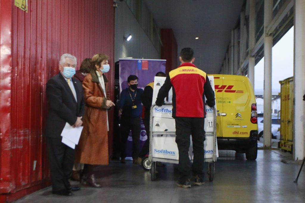 Este jueves llegó a Chile cargamento más grande de vacunas Pfizer-BioNTech