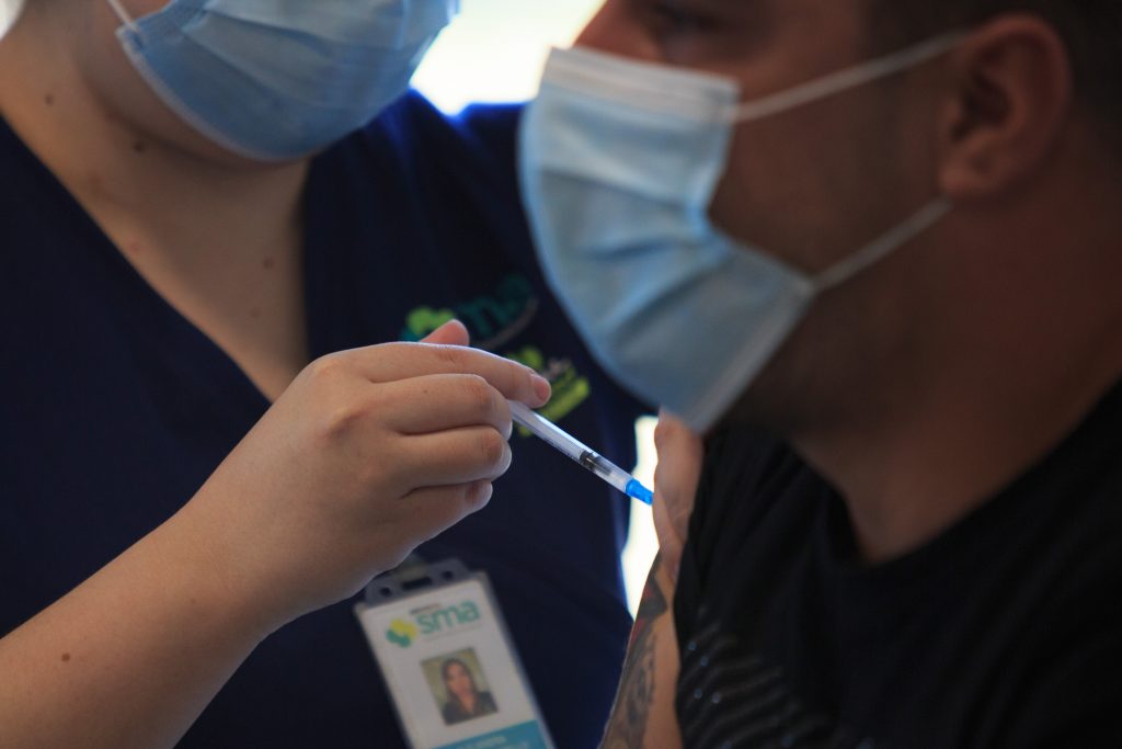 Minsal informó que el 57% de la población objetivo ha recibido sus dos dosis de la vacuna