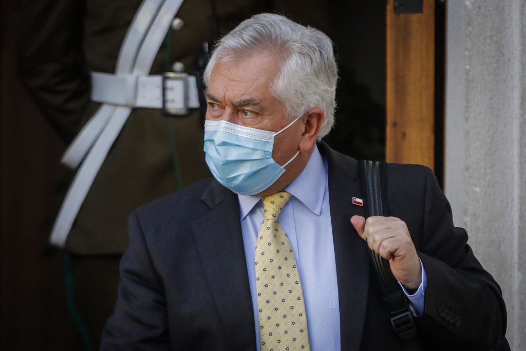 “Se mal utilizaron mis declaraciones”: Ministro Paris se disculpó por dichos sobre funcionarios de la salud