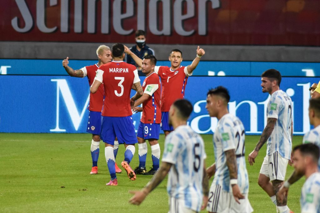 La Roja apeló a la expertiz de la “Generación Dorada” y se llevó un valioso empate ante Argentina