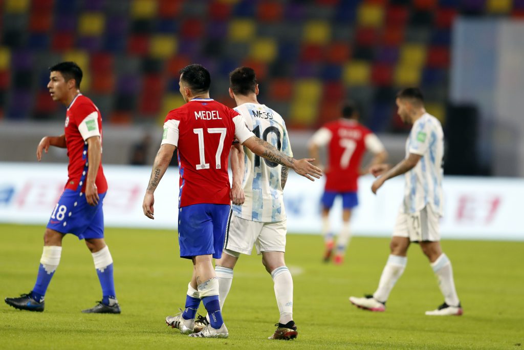 Gary Medel exhibió el otro “trofeo” que se llevó desde Argentina