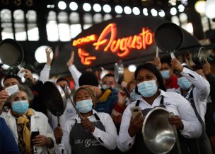 FOTOS | Trabajadores del Mercado Central protestan por nueva cuarentena en Santiago que no los deja abrir