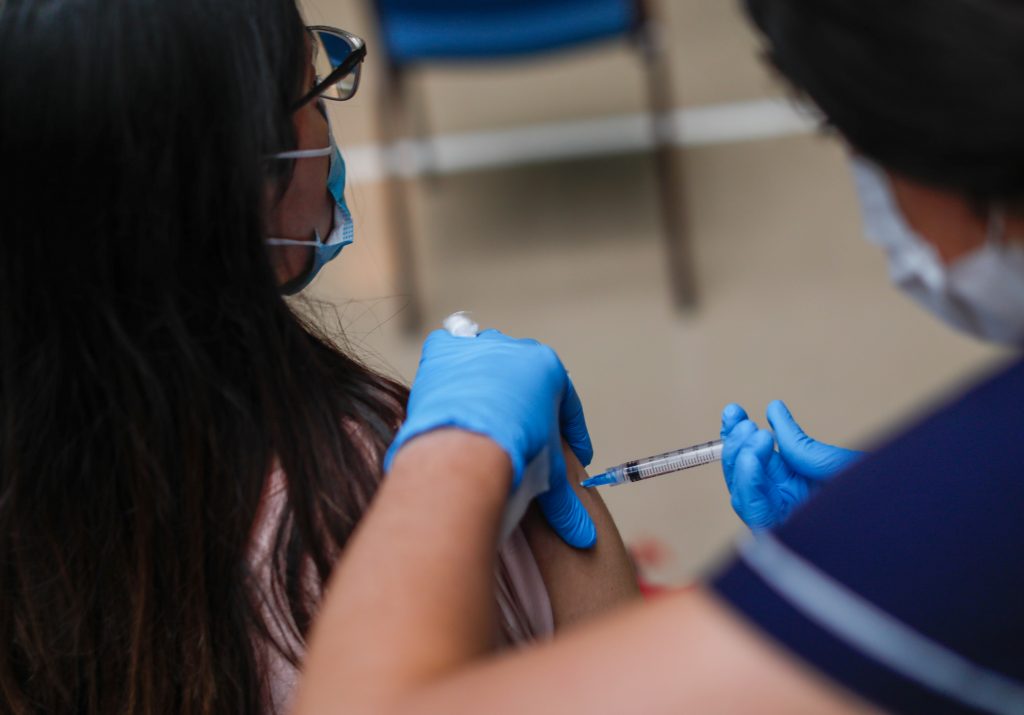 Infectólogo de Clínica Las Condes por efectividad de Sinovac en variante Delta: “No sabemos si tendrá los mismos beneficios”