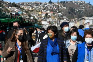 Provoste recorre feria libre en Valparaíso para hablar sobre el Bono Alivio para Pymes