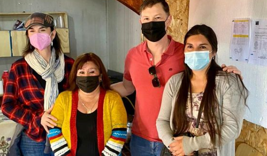 Hermana de Felipe Camiroaga realiza fuerte llamado tras visitar campamento que lleva el nombre del animador