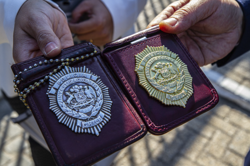 Asistentes policiales de la PDI cuentan con nueva placa de servicio: “Estamos haciendo un acto de justicia y de reconocimiento”