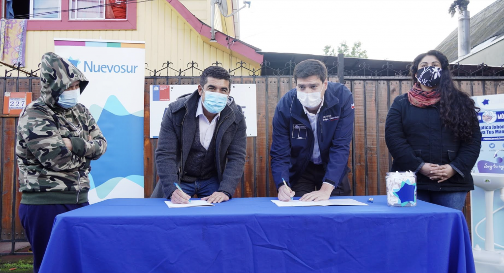 Seremi de Desarrollo Social y Nuevosur firman convenio para subvencionar agua potable de albergues