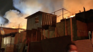 Incendio de grandes proporciones afecta a viviendas de campamento en Antofagasta