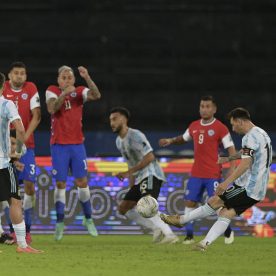 Esta vez Lionel Messi sí superó a Bravo y le anotó por quinta vez a la Roja