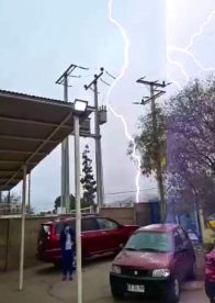 Reportan inicio de tormenta eléctrica en la región de Atacama: un rayo casi cae en Cesfam de Copiapó