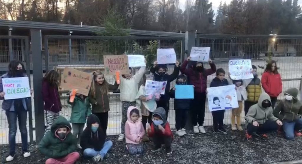 Movimiento “Escuelas Abiertas” se manifiesta afuera de sus colegios