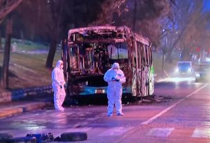 Reportan bus quemado del sistema Red en la comuna de Peñalolén