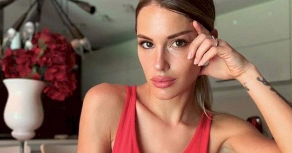 Gala Caldirola criticó a Instagram tras censurar su destapada fotografía: “Sí, tenemos pezones”