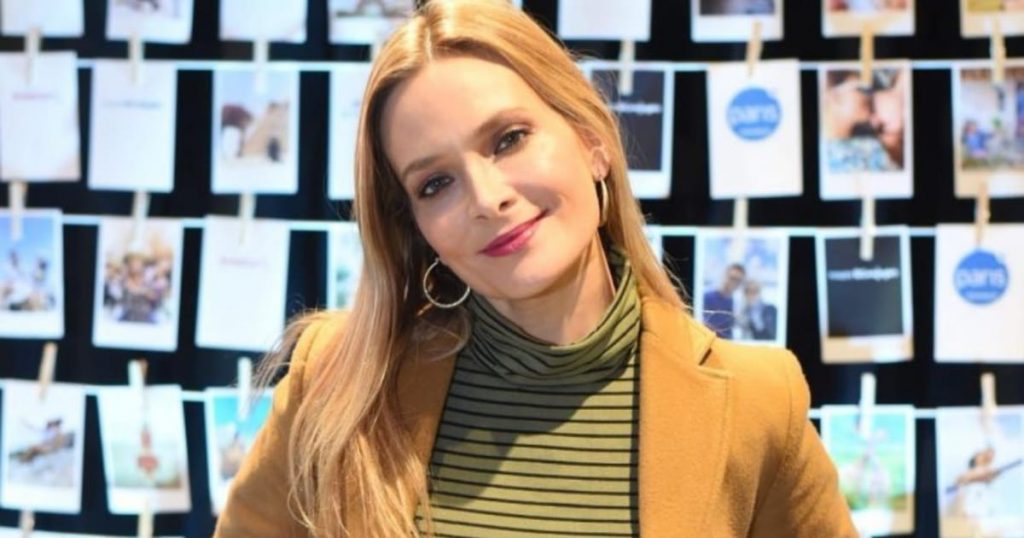 La cantante Nicole sorprende a sus fans con fotografía del recuerdo embarazada