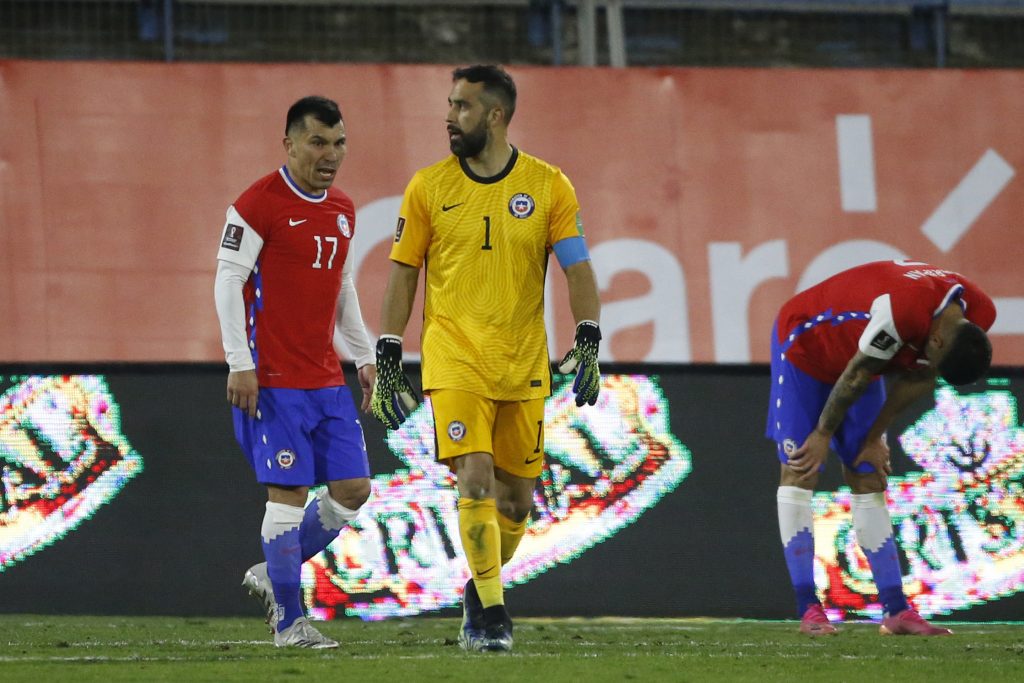 “No es penal”: Bravo criticó el árbitraje de Aquino y destacó el estilo de juego chileno
