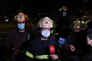 Incendio en Puente Alto termina con tres bomberos electrocutados y más de 20 personas damnificadas