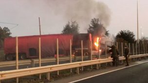 La Araucanía: Encapuchados atacaron e incendiaron camión en Ruta 5 Sur