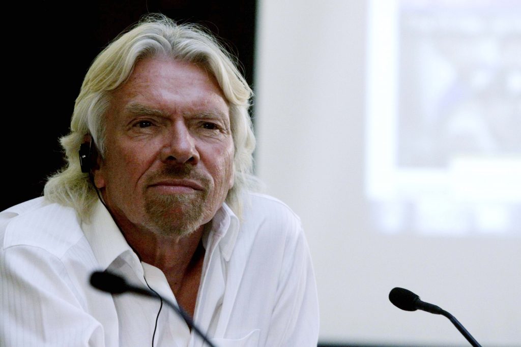 Despegó la nave que transporta al espacio al multimillonario Richard Branson
