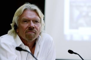 Despegó la nave que transporta al espacio al multimillonario Richard Branson