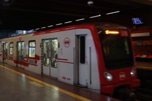 Trabajadores del Metro protestan al interior de estación y obliga su cierre