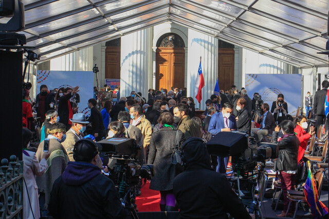 Suspenden de momento sesión inicial de la Convención Constitucional: Constituyentes se manifestaron contra “represión” de Carabineros