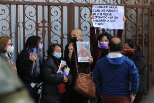 Carabineros detuvo a dos convencionales en manifestación por presos del estallido