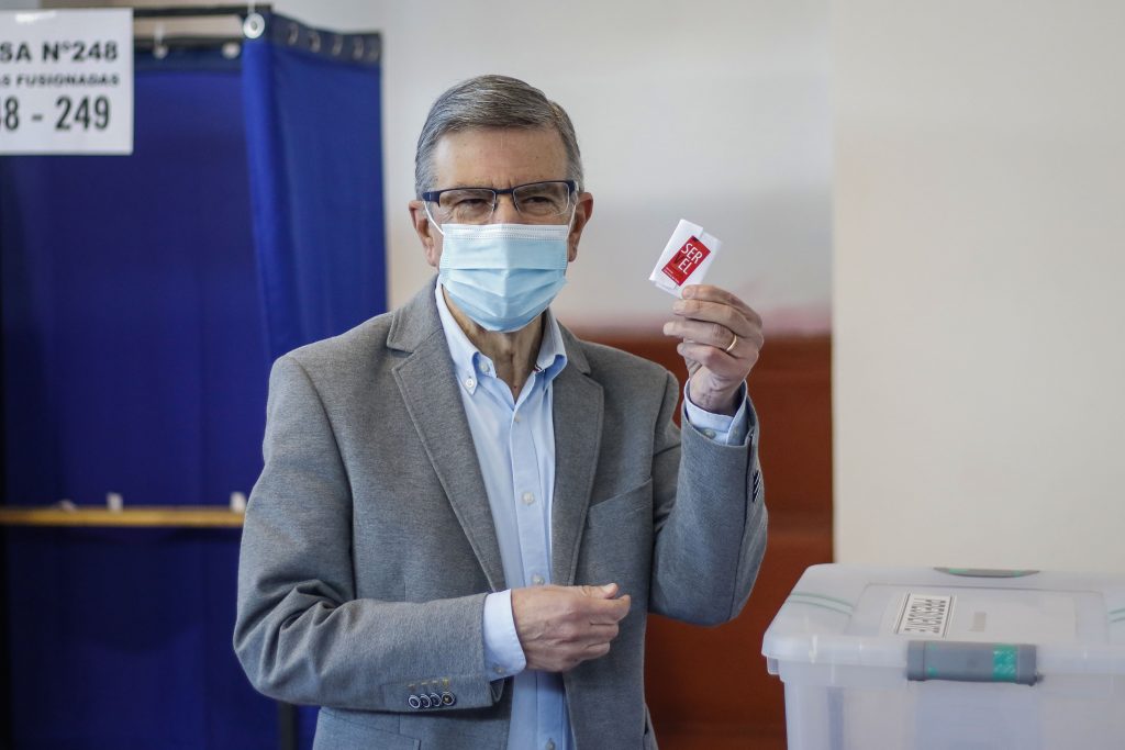 Joaquín Lavín sobre Jadue tras votar: “El Chile que él ha dibujado en esta campaña en muy distinto al que  los chilenos quieren”