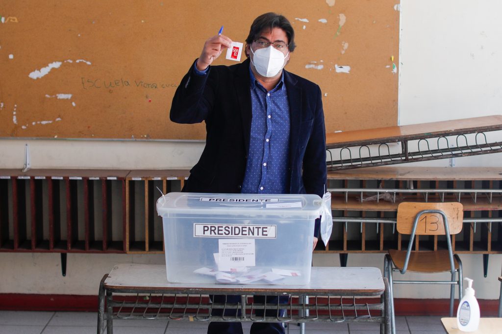 Daniel Jadue se muestra “tranquilo y confiado” tras votar en las primarias