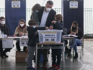 Sichel tras votar: La política debe ser “menos corbata y más bototos”