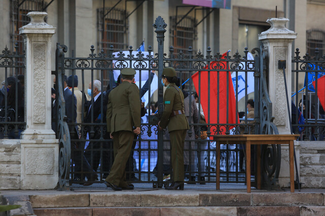 FOTOS | Manifestaciones simultáneas ocurrieron en la sede de la Convención Constitucional