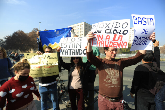 FOTOS | Antivacunas se manifiestan frente a La Moneda para exigir la eliminación del Pase de Movilidad