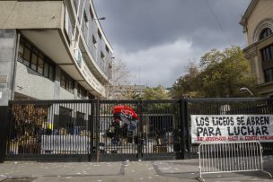 Ministro Figueroa criticó la toma del Instituto Nacional