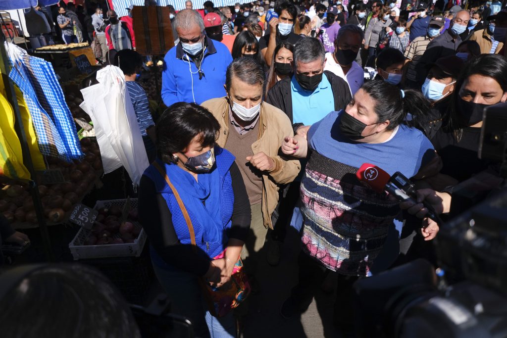 Yasna Provoste fue expulsada de feria de Puente Alto por manifestantes