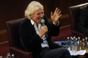 Concluyó con éxito el viaje turístico al espacio de Richard Branson